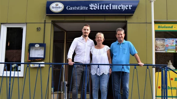 Ein starkes Team: (von links) Dimitri, Vassiliki und Lucas Ziguri halten die Gastst&auml;tte &bdquo;Wittelmeyer" gemeinsam am Laufen und laden zu immer neuen Events ein.&nbsp; - &copy; Greta Wiedemeier