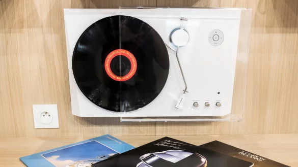 Vertikal befestigter Plattenspieler - &copy; Foto: Alexander Heinl/dpa-tmn