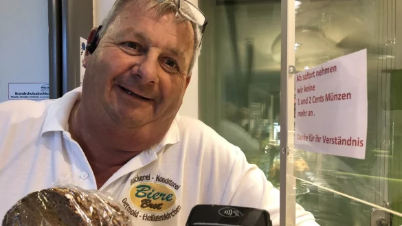 Mickel Biere verspricht: Die Lipper k&ouml;nnen Brot und Br&ouml;tchen mit jeder nur denkbaren Art von Karte bezahlen. - &copy; Martin Hostert