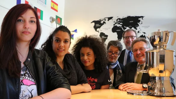 Die Sch&uuml;lerinnen Clarissa Becker, Merican G&uuml;ng&ouml;r, Laura Flecke und Projektkoordinatorin Katrin Stratmann, Schulsozialarbeiter Christian Sauer und Schulleiter Manfred Kreisel. - &copy; Yvonne Glandien