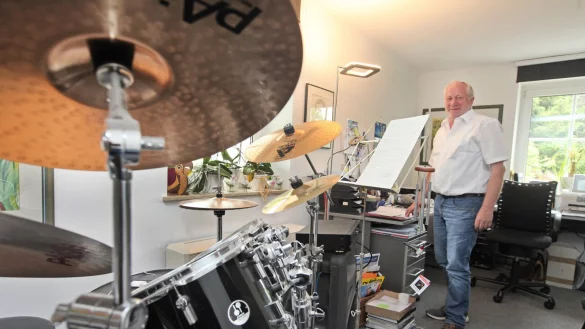 Eins ist nur für ihn, das andere ist für alle offen: Friedrich-Wilhelm Eckstein in einem seiner beiden Büros. Zum Schlagzeugspielen kommt er kaum noch. - © Vera Gerstendorf-Welle