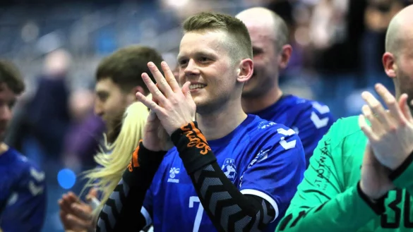 Der Dank an die mitgereisten Fans: Nico Timm, der Bad Salzufler feiert den Auswärtssieg und seinen Geburtstag. - © Oliver König