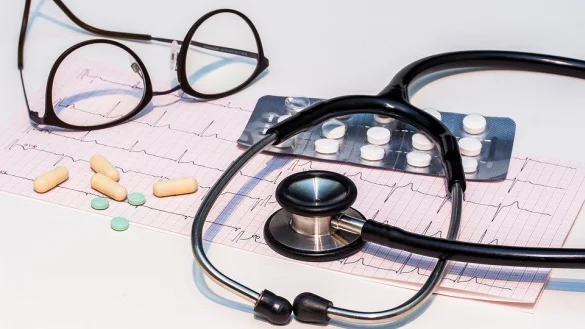 Wer einen unregelmäßigen oder zu schnellen Herzschlag spürt, sollte das durch einen Arzt abklären lassen. - © Pixabay