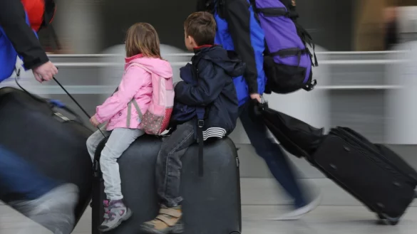Reisende am Frankfurter Flughafen - &copy; Foto: Arne Dedert/dpa
