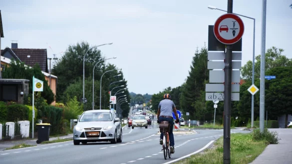 An der Lageschen Stra&szlig;e in Detmold d&uuml;rfen Radfahrer neuerdings an gewissen Stellen von Autofahrern nicht &uuml;berholt werden. - &copy; Raphael Bartling