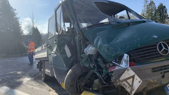 Der Mercedes-Lieferwagen des 64-J&auml;hrigen musste abgeschleppt werden. - &copy; Freitag-TV