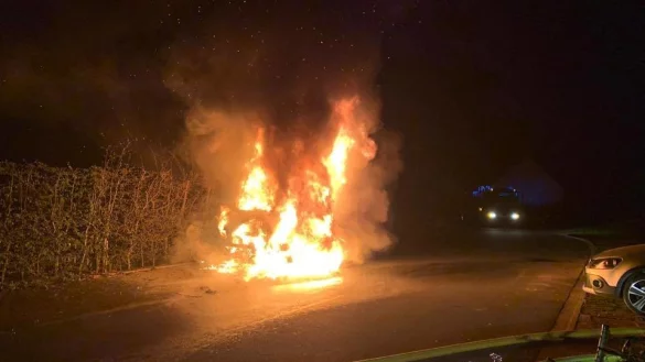 Bei Eintreffen der ersten Einsatzkräfte steht der Lieferwagen bereits in Vollbrand. - © Löschzug Bösingfeld