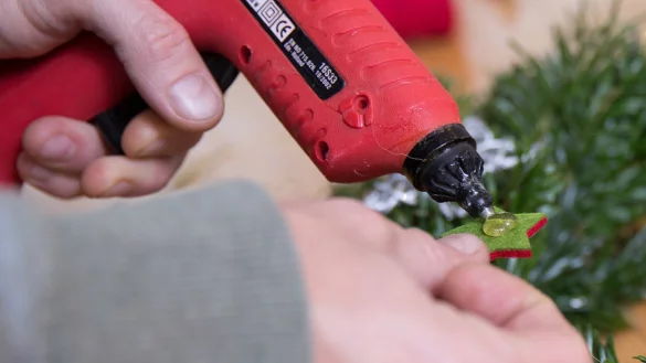 Hei&szlig;klebepistole - &copy; Foto: Florian Schuh/dpa-tmn/dpa