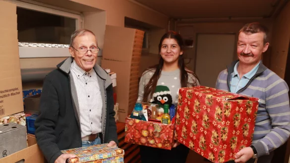 Alle H&auml;nde voll zu tun haben derzeit Gunnar L&uuml;ttmann, Cigdem &Ouml;nen und Dieter Alth&ouml;fer (von links), um die zahlreichen Weihnachtspakete anzunehmen. - &copy; Knut Dinter