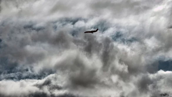 Flugzeug &uuml;ber Los Angeles - &copy; Foto: Richard Vogel/AP/dpa