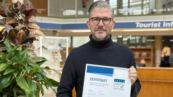 Die Stadt Bad Salzuflen bleibt Allergikerfreundliche Kommune: Fachberichsleiter Ralf Hammacher präsentiert das neue Zertifikat. - © Stadt Bad Salzuflen