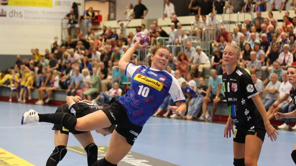 Blombergs Ida Hoberg setzt sich hier im Spiel gegen Hall durch und ist am Samstag in Dortmund gefordert. - &copy; Paul Cohen