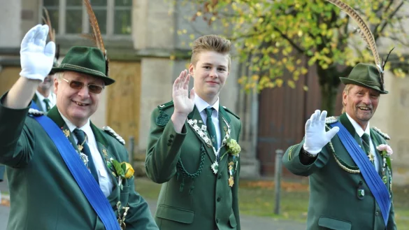 Unter anderem marschieren die Sch&uuml;tzen aus Bad Salzuflen, (von links) Eckhard Palm (stellvertretender Vorsitzender), Lukas L&auml;hkamp (vierter Platz Landesjugendk&ouml;nig) und Oberst Detlef Bollh&ouml;fer, beim Westf&auml;lischen Sch&uuml;tzentag mit. - &copy; Nicole Ellerbrake