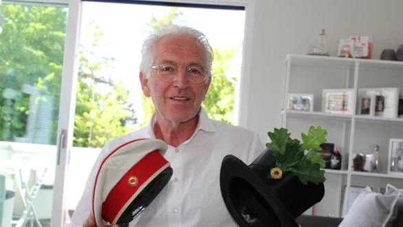 Als Ehren-Hauptmann der Lemgoer Sch&uuml;tzen hat Heiner Rehm nun die Wahl ziwschen wei&szlig;er Kappe und schwarzem Zylinder. - &copy; Sandra Castrup