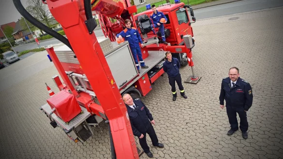 Auf dem Wagen stehen (von links): Lukas Jakoby und Jonas Celik, vor dem Wagen (von links) J&ouml;rg Diekmann (Leiter der Feuerwehr), Jannik Maas (stellv. Gemeindejugendfeuerwehrwart) und Andreas Jakoby (stellv. Leiter der Feuerwehr). - &copy; Nicole Ellerbrake