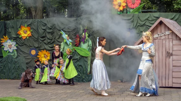 Die Inszenierung des Zauberers von Oz &uuml;berzeugte nicht nur durch das kreative B&uuml;hnenbild und die Kost&uuml;mierung. - &copy; Tanja Andersen