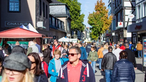 Die Stadt und die H&auml;ndlergemeinschaft kooperieren enger - aber es soll noch viel mehr getan werden, um die "Marke Detmold" nicht nur als Einkaufsstandort - wie hier bei einem verkaufsoffenen Sonntag vergangenes Jahr - weiter voranzubringen und zu etablieren. - &copy; Raphael Bartling\,Raphael Bartling