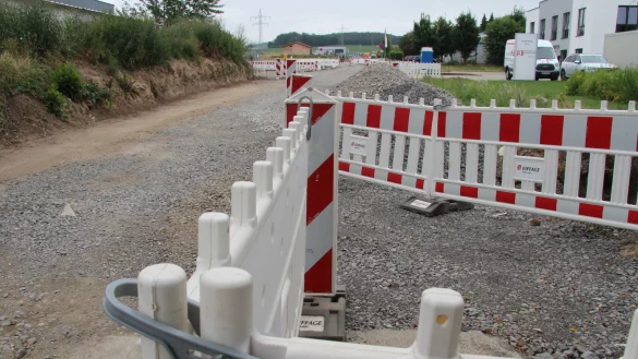 Der Gro&szlig;e Kamp in Heiden ist seit Jahren ein Flickenteppich. Die Stra&szlig;e nun ordentlich herzurichten, ist rechtlich ein Erstausbau. Das kostet die anliegenden Gewerbetreibenden eine Stange Geld. - &copy; Dieter Asbrock