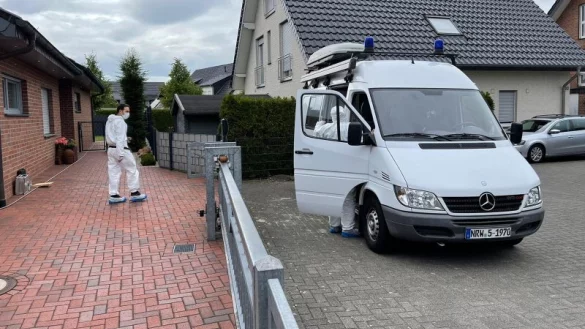 Nach Abschluss der Tatortaufnahme wurde der Leichnam des Opfers zur Obduktion gebracht. Die Rechtsmediziner identifizierten multiple Stich- und Schnittverletzungen. - &copy; Freitag TV