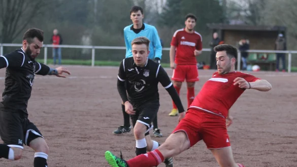 Mit der Fu&szlig;spitze nach vorne: Lages Fatih Y&ouml;r&uuml;s im Duell mit Abdelhalim Saqsaq (links) vom TuS Horn-Bad Meinberg auf dem Hartplatz im Eggestadion. Nils Rayczik beobachtet die Szene genauso wie Schiedsrichter Justin Grob. - &copy; Sebastian Lucas