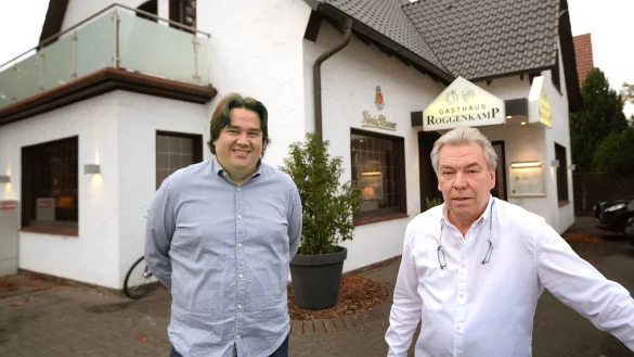 Malte Westerbarkey (links) übernimmt das Traditionsgasthaus Roggenkamp von Wirt Peter Roggenkamp. Roggenkamp steht seit 1980 hinter der Theke. - © Andreas Frücht
