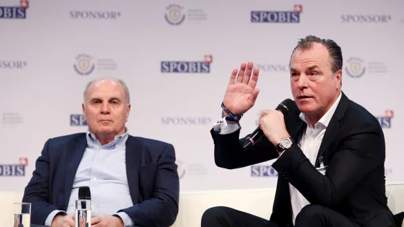 Der damalige FC Bayern Pr&auml;sident Uli Hoene&szlig; (l) und Schalkes Aufsichtsratsvorsitzender Clemens T&ouml;nnies beantworten w&auml;hrend einer Talkrunde auf dem Sportbusiness-Kongress SpoBis Fragen des Moderators. - &copy; Roland Weihrauch/dpa