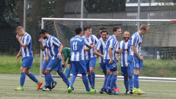 TBV Lemgo: Freude über das 1:0 nach vier Minuten und das spätere Weiterkommen. - © Foto: Oliver König