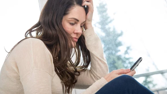 Als erstes den Flugmodus einschalten - &copy; Foto: Christin Klose/dpa-tmn