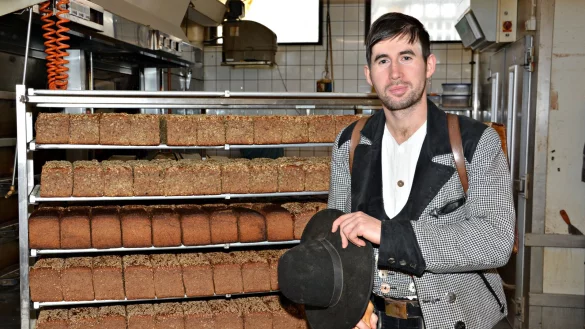 In alter Handwerkskluft: Der reisende B&auml;cker Marcus macht auf seiner Walz f&uuml;r drei Monate in Lemgo Station. - &copy; Tanja Watermann