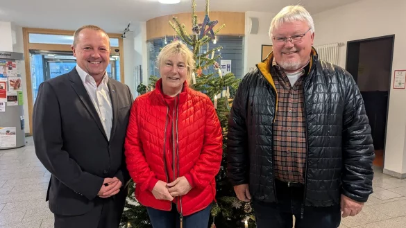 Susanne Saage freut sich über die Spende der Kalletaler Bürgermeister mit Mario Hecker (links) und Volker Preuß. - © Gemeinde Kalletal