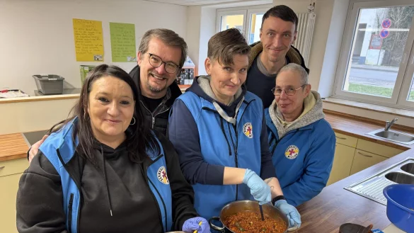 Melanie Schabacker, Melanie Huiskamp und Ute Gerunde (vorne von links) lassen sich von Paul Martens und Edgar Biester (dahinter von links) beim Kochen &uuml;ber die Schulter schauen. - &copy; Sandra Castrup