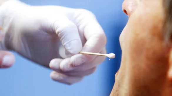DNA-Speicheltest - &copy; Foto: Roland Weihrauch/dpa