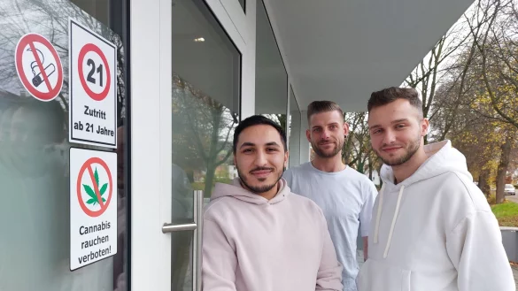 Die Vorstandsmitglieder des Cannabis Social Club L&uuml;gde, Cengiz Kiraz (von links, Vorsitzender), Christian Schlupp (Anbaurat) und J&ouml;rg Wedeschkin (Schatzmeister), freuen sich, dass sie nun nach vielen b&uuml;rokratischen H&uuml;rden die Anbau-Lizenz erhalten haben. Ihr Vereinsheim haben sie in der Bahnhofstra&szlig;e, Cannabis darf dort und im Umkreis von 100 Metern aber nicht geraucht werden. - &copy; Michaela Wei&szlig;e