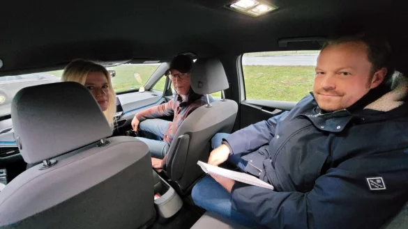 Die Fahrlehrer R&uuml;diger Schmidt (l.) und Markus Heitmann von der Fahrschule Schr&ouml;der in B&uuml;nde mit Autorin Carolin Nieder-Entgelmeier bei ihrer zweiten F&uuml;hrerscheinpr&uuml;fung. - &copy; Florian Weyand