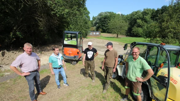 Hier wird's noch gr&uuml;ner und bunter, wissen Extertals B&uuml;rgermeister Frank Meier (von links), Eckhard Paulmann vom Bauamt sowie Leon Hubel, Carsten Thomas und Michael Winter von den beteiligten Garten- und Landschaftsbaufirmen. - &copy; Jens Rademacher