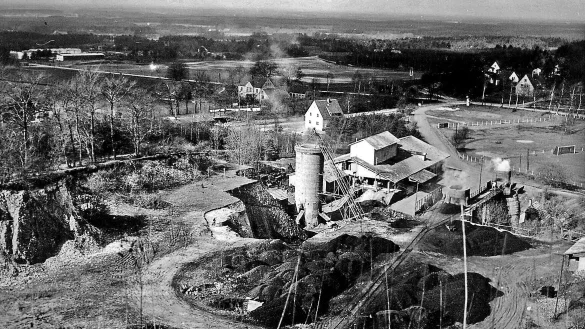 Kalkabbau mit heftigen Sprengungen veränderte den Süden Oerlinghausens. Einen weiten Blick vom Barkhauser Berg hatten Spaziergänger um 1955 auf das Kalkwerk. Repro: Horst Biere/Quelle Stadtarchiv - © Repro: Horst Biere/Quelle Stadtarchiv