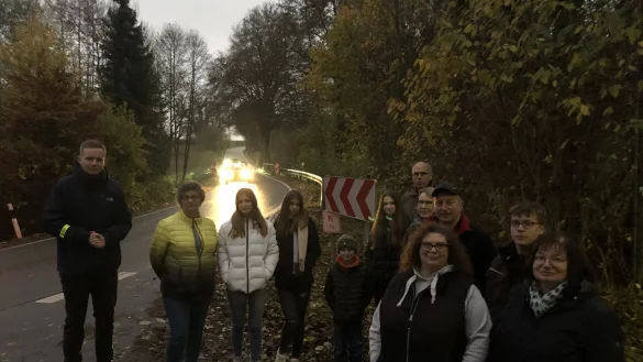 Die Trophagener mit ihrem Ortsausschussvorsitzenden Janik Wiemann (links) sind emp&ouml;rt, wie schnell und zahlreich der Feierabendverkehr &ndash; hier aus Richtung Heiden &ndash; durchs Dorf rauscht. - &copy; Till Brand