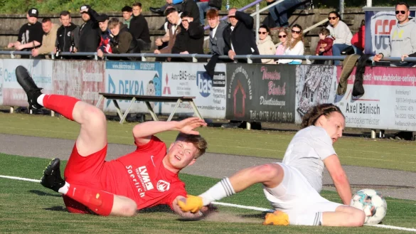 Duell am Boden zwischen dem Lemgoer Liam Raskin (links) und Lipperreihes Leo Heidemann. - &copy; Oliver K&ouml;nig