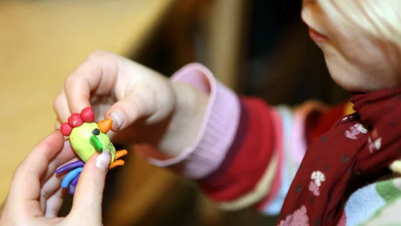 Mit Knete spielen - &copy; Foto: Alina Novopashina/dpa