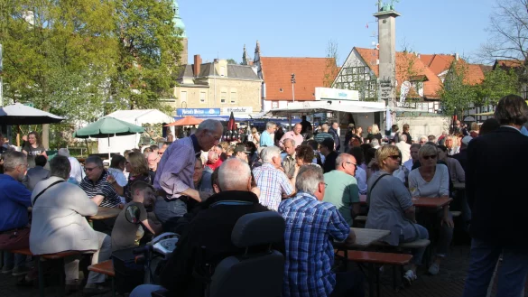 Prost: Die Veranstalter hoffen wie auf diesem Bild von einem vergangenen Bierbrauerfest auf gutes Wetter. Auf dem Salzhof werden 10.000 Besucher erwartet. - &copy; Daniel Hobein