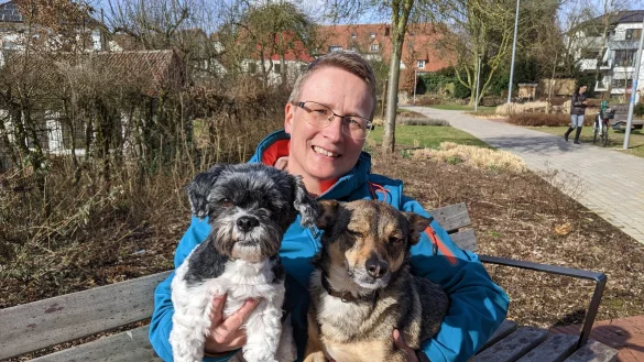 F&uuml;r Suzanne Schr&ouml;der-Jez erf&uuml;llt sich ein Traum vom Leben am Meer. Mit dabei Mini-Malteser Stinki (l.) und Mischlingsr&uuml;de Eddi. - &copy; Anja Hanneforth