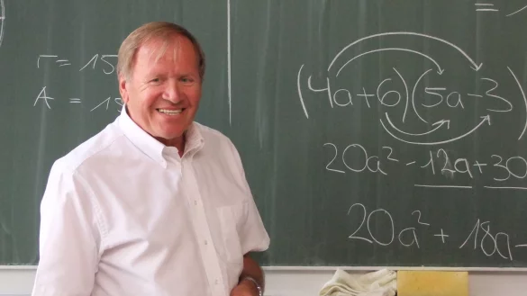 Wieder im Einsatz: Wolfgang K&uuml;nkler, langj&auml;hriger Mathelehrer an der Realschule Lemgo, ist zur&uuml;ck. - &copy; Axel B&uuml;rger