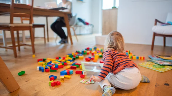 Mit Kind im Homeoffice: Immer h&auml;ufiger fallen in OWL Kita-Tage f&uuml;r Kinder aus oder werden verk&uuml;rzt. Das trifft vor allem Eltern, die nicht zuhause arbeiten k&ouml;nnen. - &copy; picture alliance/dpa