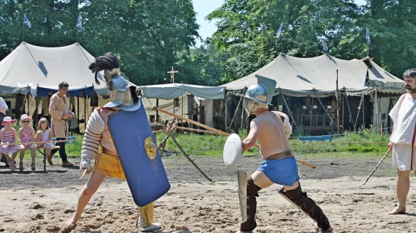 Im Kampf: Bei den Gladiatoren gab es strenge Regeln, die von Schiedsrichtern &uuml;berwacht wurden. Hier zeigen zwei Mitglieder der Gruppe &bdquo;Ludus Nemesis" als Murmillo (links) und Hoplomachus, wie ein Kampf ausgesehen haben k&ouml;nnte &ndash; nat&uuml;rlich mit Holzwaffen. - &copy; Ludus Nemesis