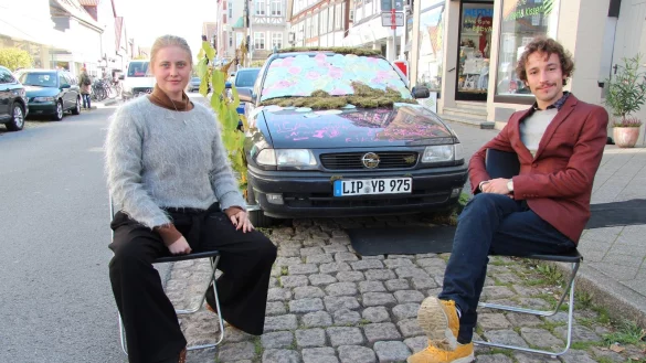 Sina Ebell und David Schnaegelberger von „Die Happy Few" besetzen mit einem alten Auto einen Parkplatz an der Krummen Straße. Im Inneren wird ein Film gezeigt. - © Jana Beckmann