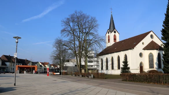 Die Haltestelle Leopoldsh&ouml;he Markt liegt am neu gestalteten Marktplatz. Weil Busse &ndash; anders als urspr&uuml;nglich geplant &ndash; die Haltestelle von der Herforder Stra&szlig;e (hinten) anfahren, daf&uuml;r am Caf&eacute; Orange eine scharfe Rechtskurve nehmen m&uuml;ssen und dabei &uuml;ber Ausweichfl&auml;chen fahren, sind dort bereits Sch&auml;den entstanden. - &copy; Martin D&uuml;sterberg