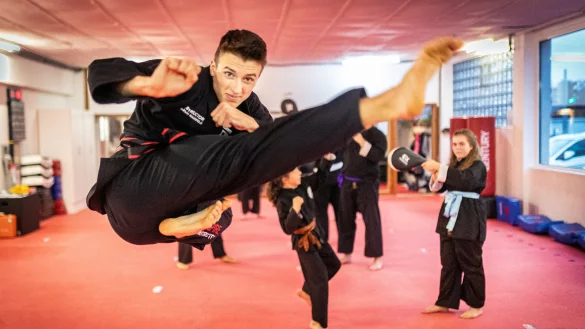 Trainer Marvin Mansfeld (19) zeigt, was Chuck Norris kann. - &copy; Torben Gocke