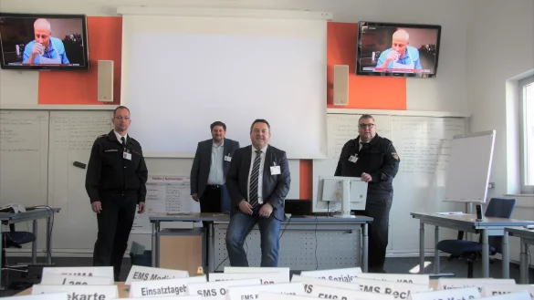 Im Sitzungsraum des Krisenstabes laufen alle F&auml;den zusammen. Marcus Saueressig von der Feuerwehr, Kreispressesprecher Steffen Adams, Landrat Dr. Axel Lehmann und Stabschef Meinolf Haase (von links) f&uuml;hlen sich im Kampf gegen das Virus gut ger&uuml;stet. - &copy; Marianne Schwarzer