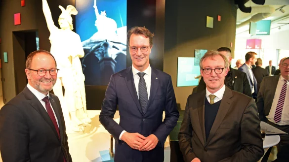 Zur Er&ouml;ffnung des "Hermanneums" kam NRW-Ministerpr&auml;sident Hendrik W&uuml;st (Mitte) nach Lippe. Er spricht neben dem Verbandsvorsteher des Landesverband Lippe, J&ouml;rg D&uuml;ning-Gast (links) und dem Leiter des Landesmuseums, Michael Zelle. - &copy; Nicole Ellerbrake