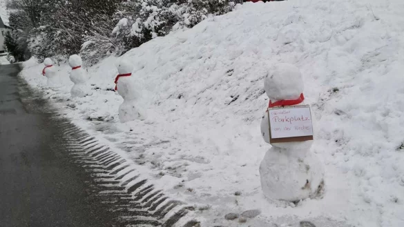 In Feldrom hatten sich die Anwohner auf den Ansturm vorbereiten. Sie haben Parkw&auml;chter gebaut zum Schutz vor den vielen Tagestouristen. - &copy; Sonja Hoffinger